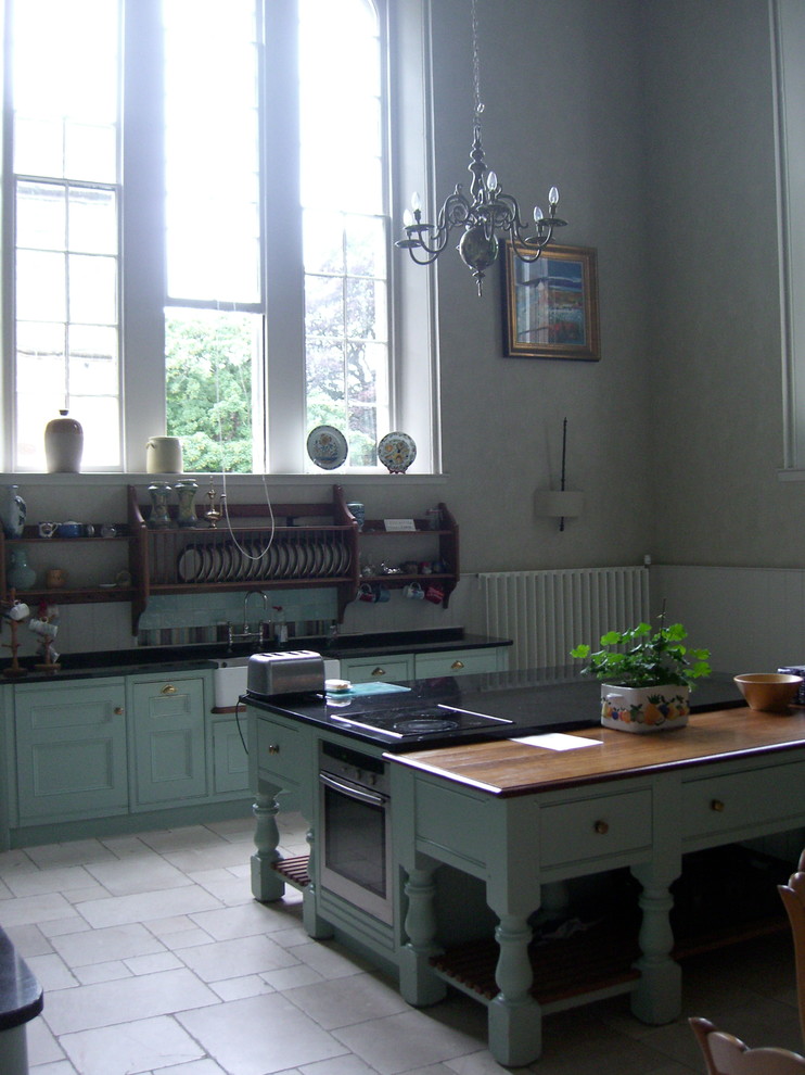 デヴォンにあるヴィクトリアン調のおしゃれなキッチンの写真