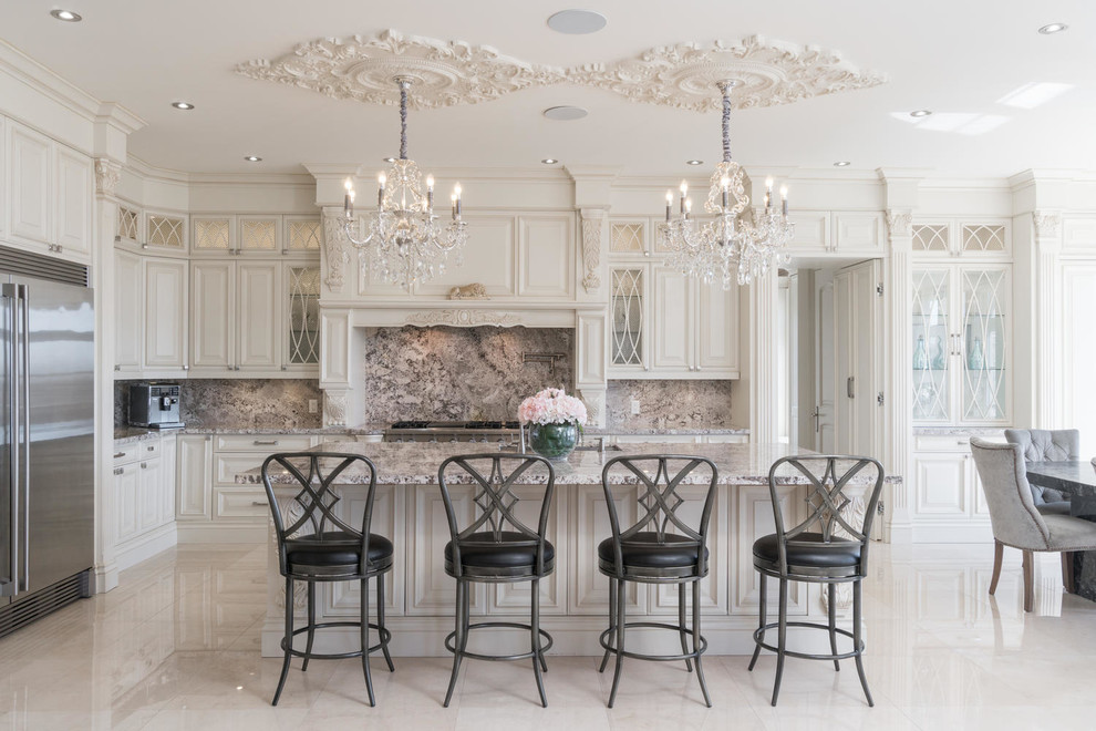 Inspiration för stora klassiska kök, med en dubbel diskho, luckor med upphöjd panel, beige skåp, granitbänkskiva, flerfärgad stänkskydd, stänkskydd i marmor, rostfria vitvaror, marmorgolv, en köksö och blått golv