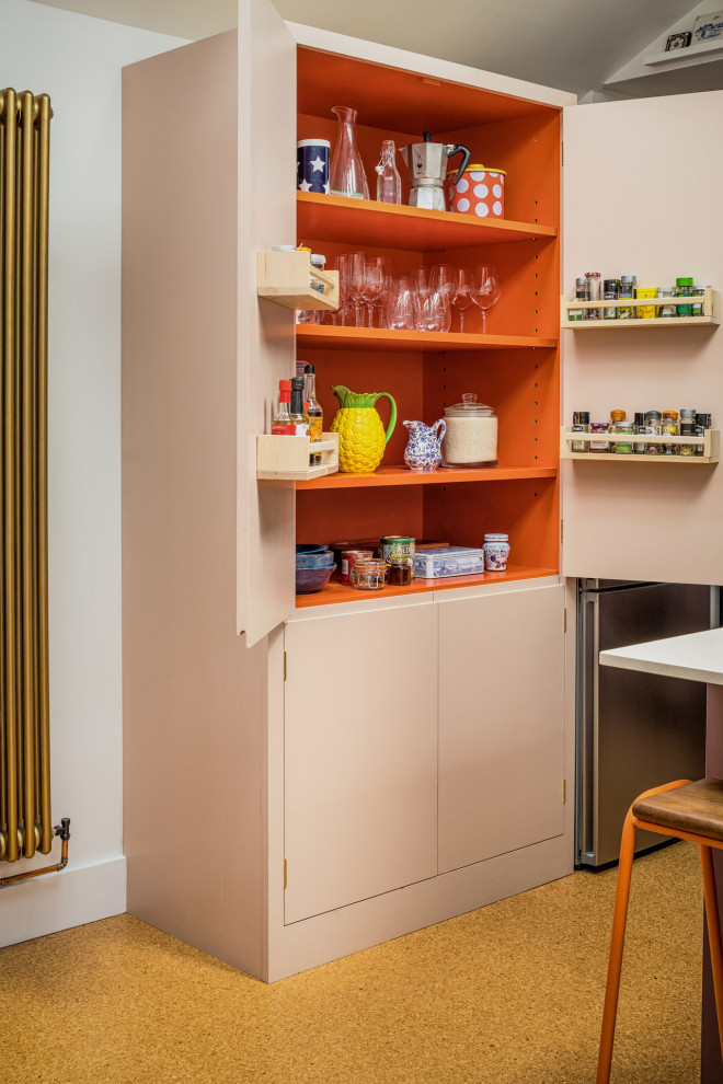 Foto de cocina contemporánea con armarios con paneles lisos, suelo de corcho y puertas de armario beige