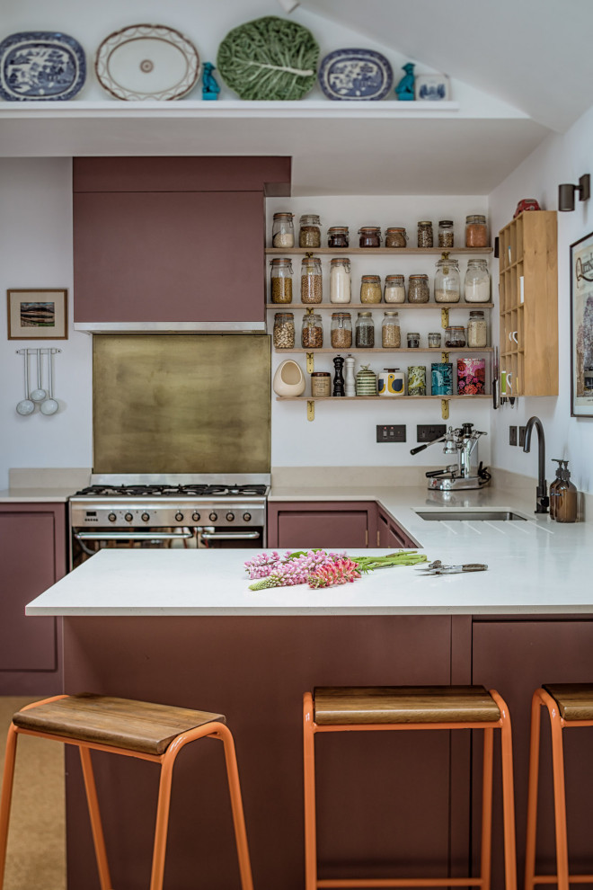 Bild på ett litet funkis vit vitt u-kök, med släta luckor, lila skåp, bänkskiva i kvarts, korkgolv, en undermonterad diskho, stänkskydd med metallisk yta, rostfria vitvaror och en halv köksö