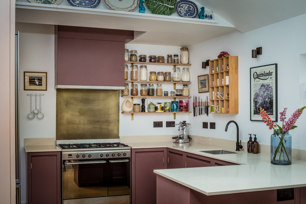 Diseño de cocina actual pequeña con fregadero encastrado, armarios con paneles lisos, puertas de armario violetas, encimera de cuarzo compacto, electrodomésticos negros y suelo de corcho