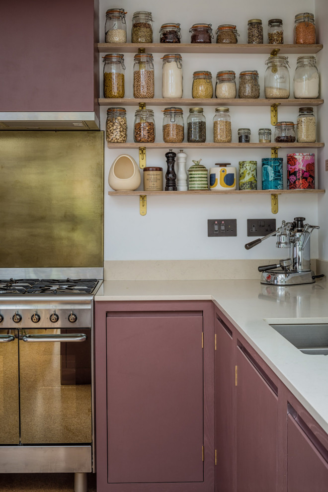Kleine Moderne Wohnküche in U-Form mit Einbauwaschbecken, flächenbündigen Schrankfronten, lila Schränken, Quarzwerkstein-Arbeitsplatte, schwarzen Elektrogeräten und Korkboden in West Midlands