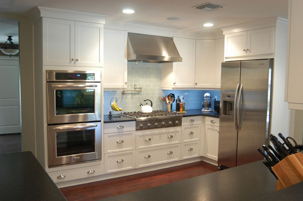 Design ideas for a contemporary kitchen in Orlando.