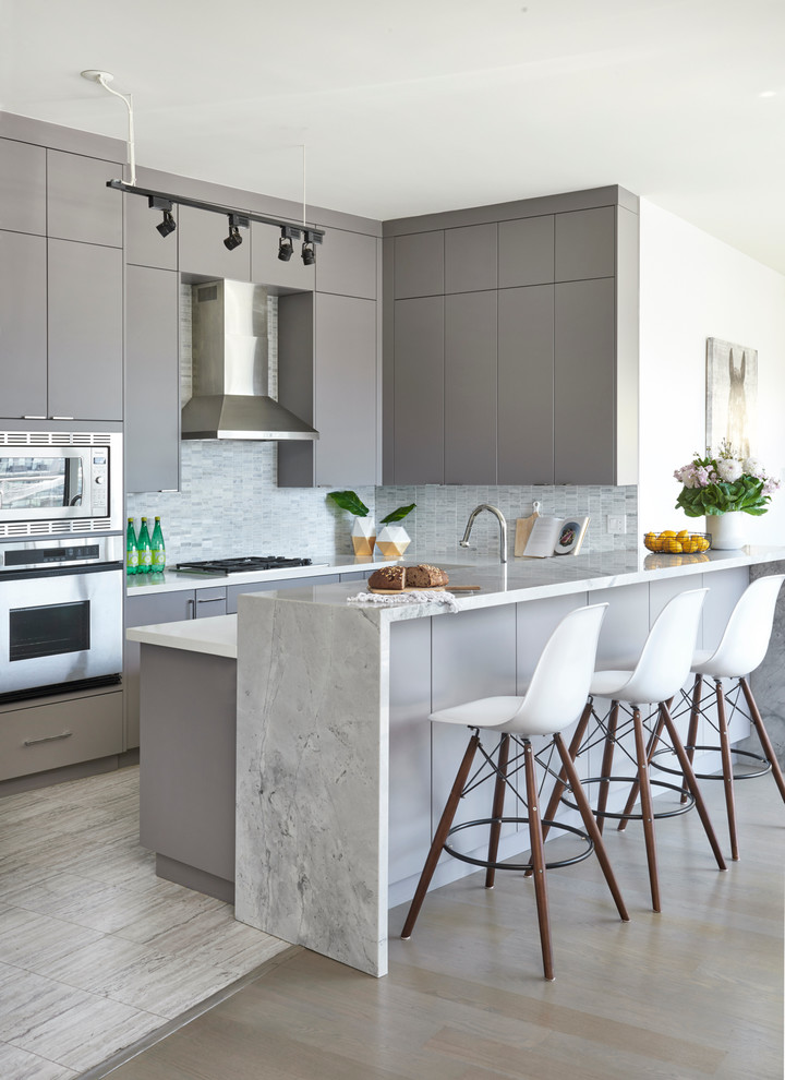 Exempel på ett mellanstort modernt u-kök, med släta luckor, grå skåp, granitbänkskiva, grått stänkskydd, stänkskydd i stenkakel, rostfria vitvaror, klinkergolv i porslin och en halv köksö