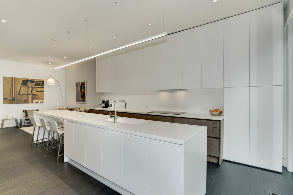 Immagine di una cucina moderna chiusa con ante lisce, ante bianche, top in quarzite, paraspruzzi bianco e elettrodomestici da incasso