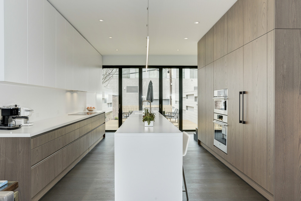 Idéer för ett modernt vit linjärt kök, med släta luckor, vita skåp, bänkskiva i kvartsit, vitt stänkskydd, integrerade vitvaror och en köksö