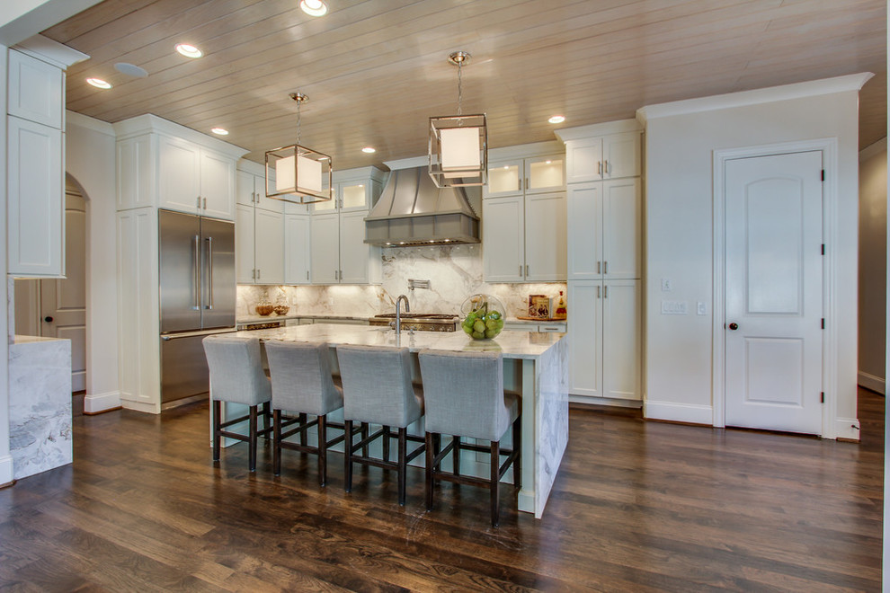 Moderne Küche mit Granit-Arbeitsplatte, Küchenrückwand in Weiß, Rückwand aus Stein und Kücheninsel in Nashville