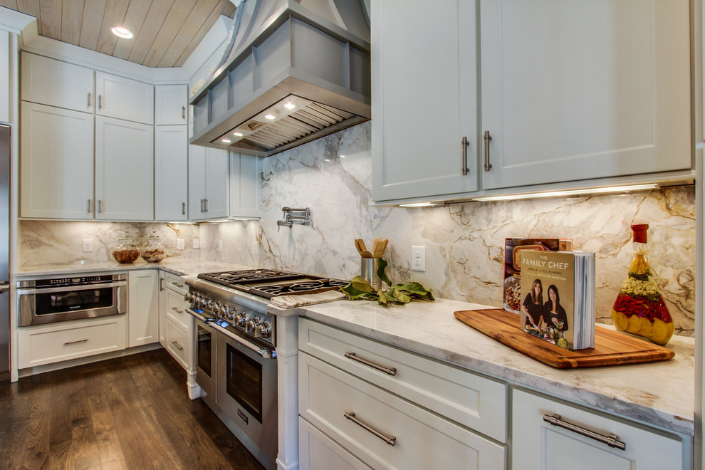 Foto di una cucina moderna con top in granito, paraspruzzi bianco e paraspruzzi in lastra di pietra