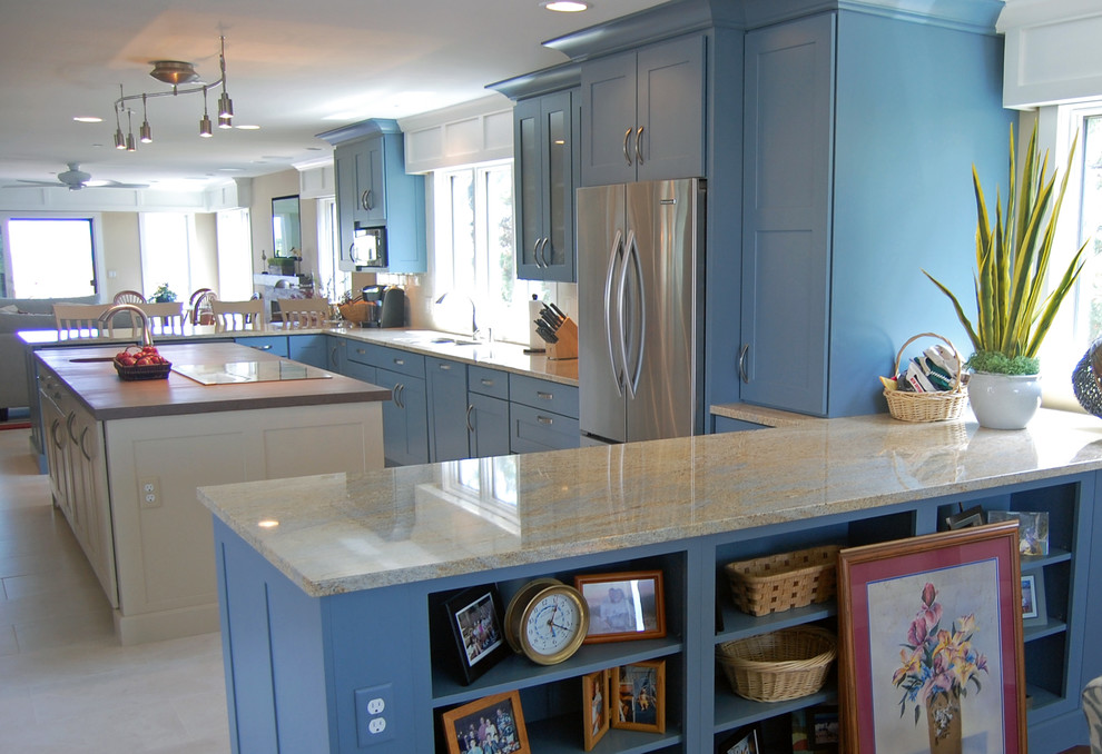 Bild på ett stort maritimt kök, med en undermonterad diskho, skåp i shakerstil, rostfria vitvaror, klinkergolv i keramik, en köksö, blå skåp och granitbänkskiva
