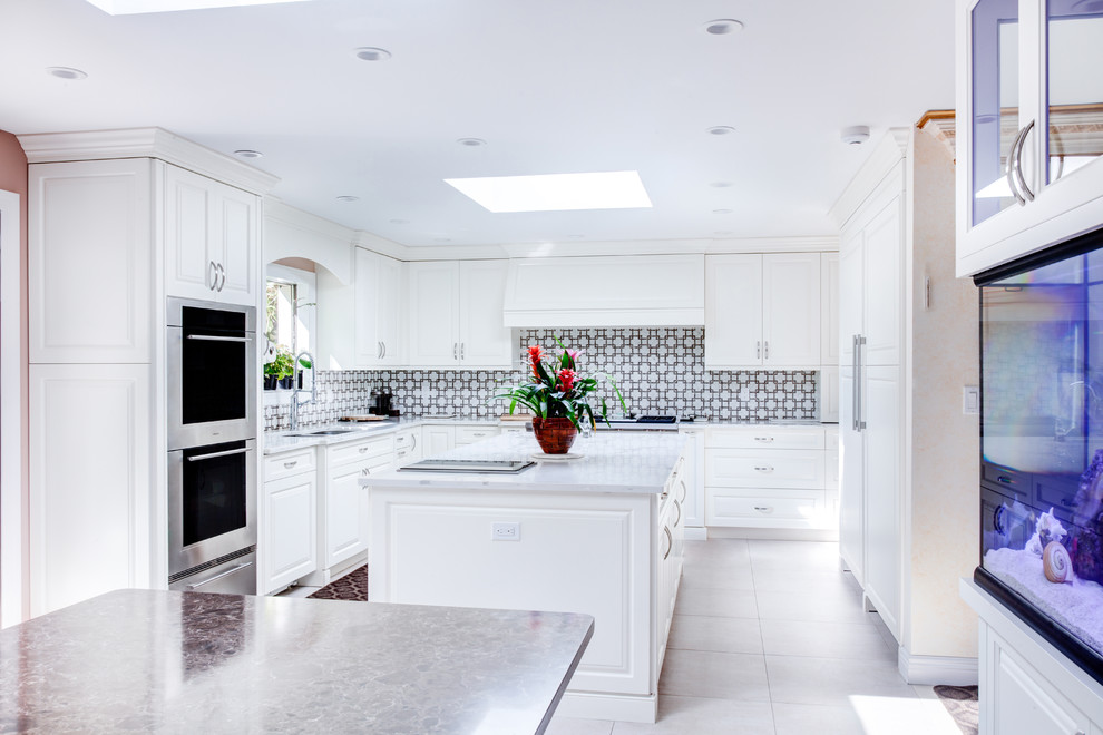 Exempel på ett avskilt, stort klassiskt kök, med en nedsänkt diskho, luckor med upphöjd panel, vita skåp, bänkskiva i kvartsit, brunt stänkskydd, stänkskydd i keramik, rostfria vitvaror, klinkergolv i keramik, en köksö och beiget golv