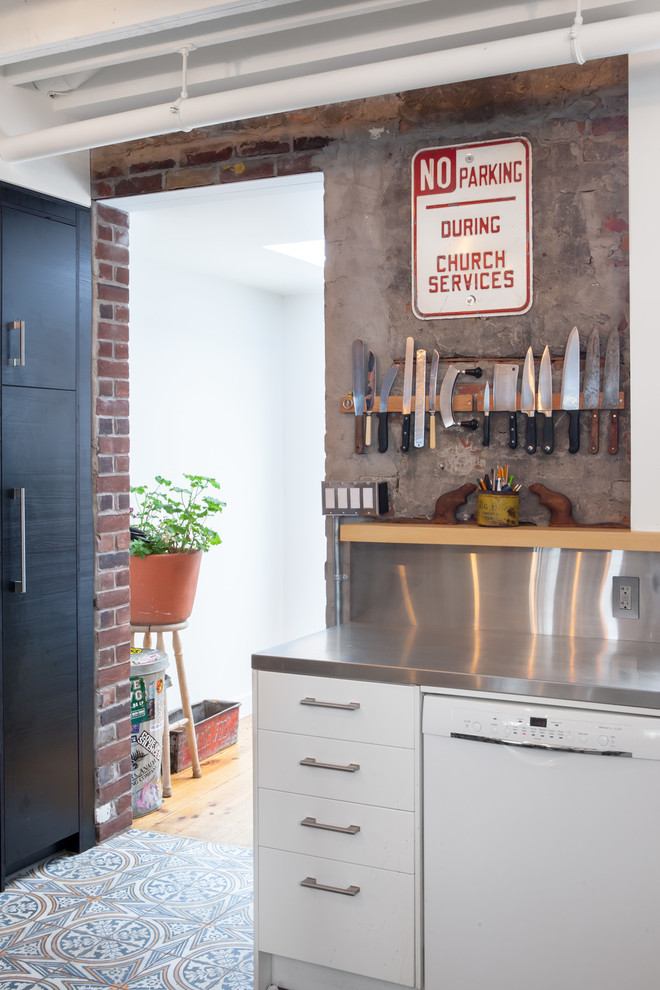 This is an example of an urban kitchen in Toronto.