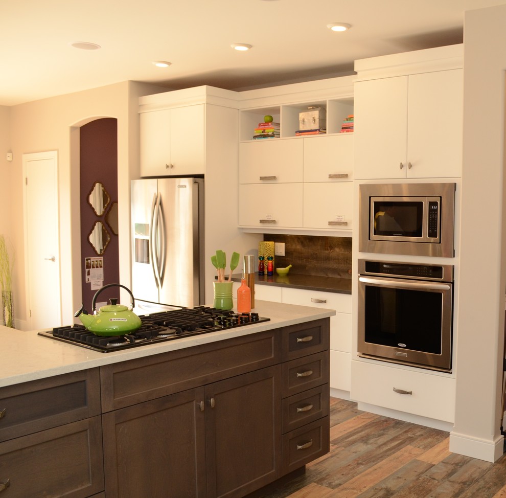 Foto på ett mellanstort funkis kök, med en undermonterad diskho, släta luckor, vita skåp, rostfria vitvaror, plywoodgolv, en köksö, bänkskiva i kvarts, brunt stänkskydd och stänkskydd i trä