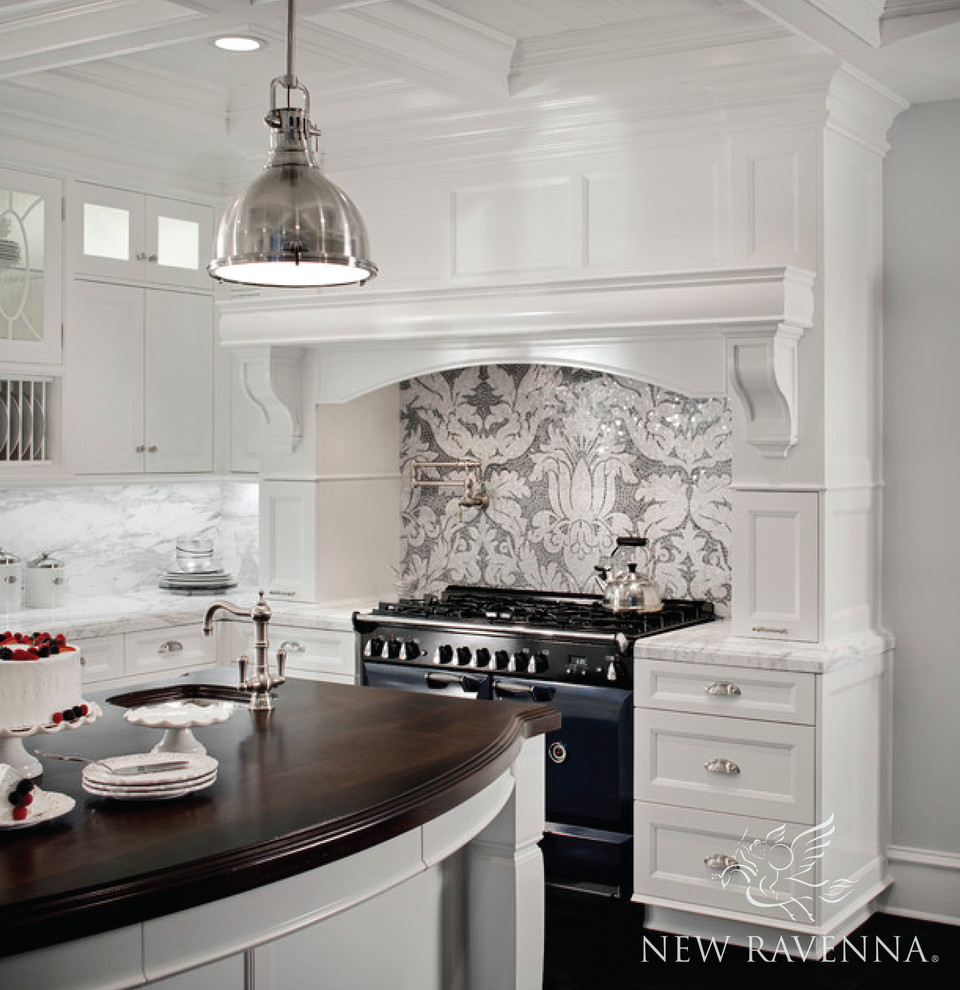 Esempio di un cucina con isola centrale design con ante con riquadro incassato, ante bianche, top in marmo, paraspruzzi grigio, paraspruzzi con piastrelle a mosaico e elettrodomestici neri