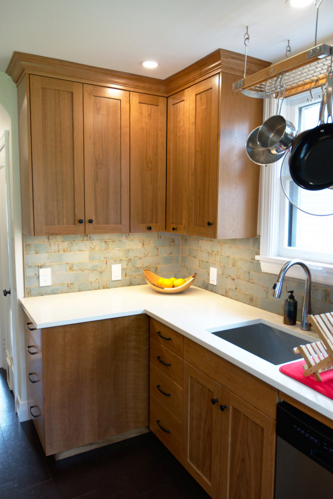 Exemple d'une petite cuisine parallèle chic en bois brun fermée avec un évier 1 bac, un placard à porte shaker, un plan de travail en quartz modifié, une crédence verte, une crédence en céramique, un électroménager en acier inoxydable, un sol en liège, aucun îlot, un sol marron et un plan de travail blanc.