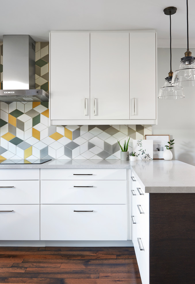 Immagine di una cucina minimalista di medie dimensioni con ante lisce, ante bianche, top in quarzo composito, paraspruzzi multicolore, paraspruzzi in gres porcellanato e penisola