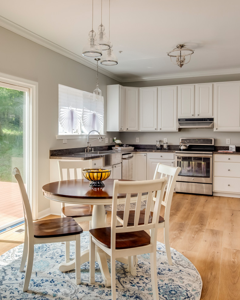 ボルチモアにある広いコンテンポラリースタイルのおしゃれなL型キッチン (エプロンフロントシンク、シルバーの調理設備、クッションフロア、アイランドなし、黄色い床) の写真