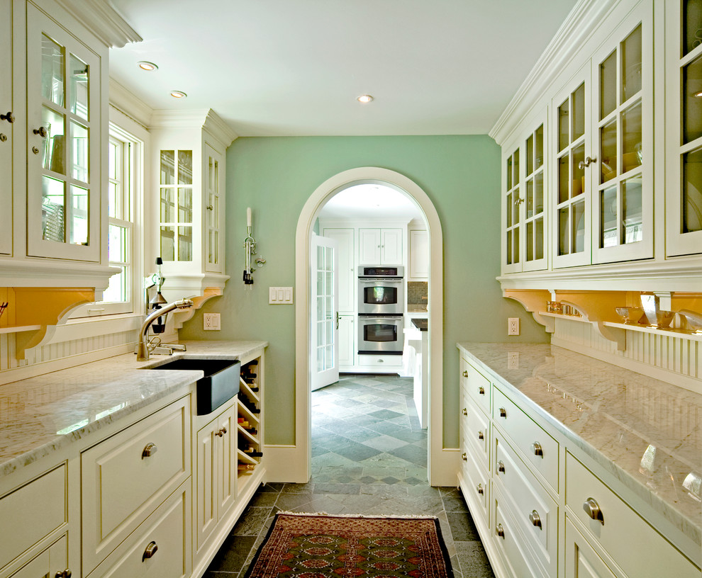 Inredning av ett klassiskt kök, med en rustik diskho och marmorbänkskiva