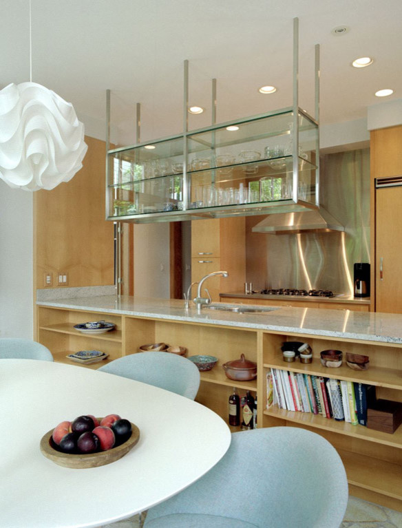 Пример оригинального дизайна: параллельная кухня в современном стиле с обеденным столом, врезной мойкой, плоскими фасадами, светлыми деревянными фасадами и техникой под мебельный фасад