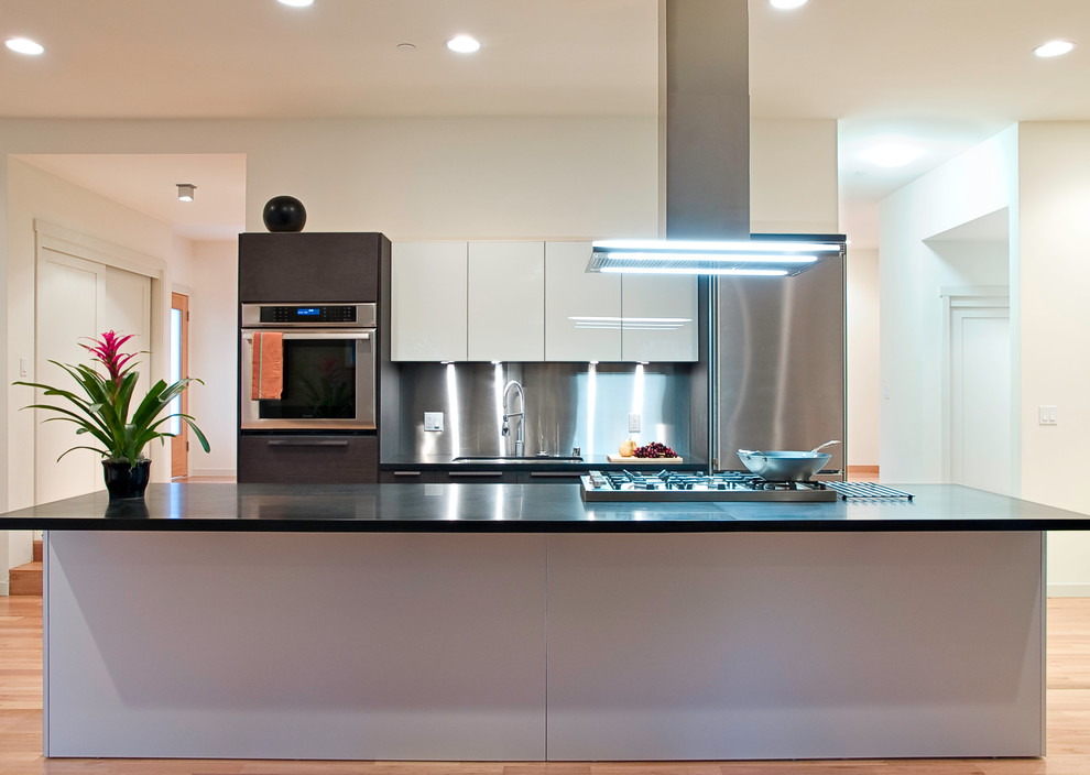 Diseño de cocina minimalista con electrodomésticos de acero inoxidable