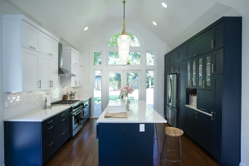Exempel på ett mellanstort modernt vit vitt kök, med en rustik diskho, skåp i shakerstil, blå skåp, bänkskiva i koppar, vitt stänkskydd, stänkskydd i tunnelbanekakel, rostfria vitvaror, mörkt trägolv, en köksö och brunt golv