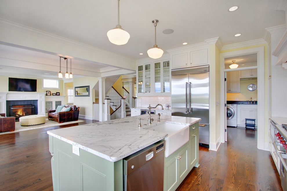 シアトルにあるトラディショナルスタイルのおしゃれなキッチン (ガラス扉のキャビネット、シルバーの調理設備、エプロンフロントシンク、緑のキャビネット) の写真