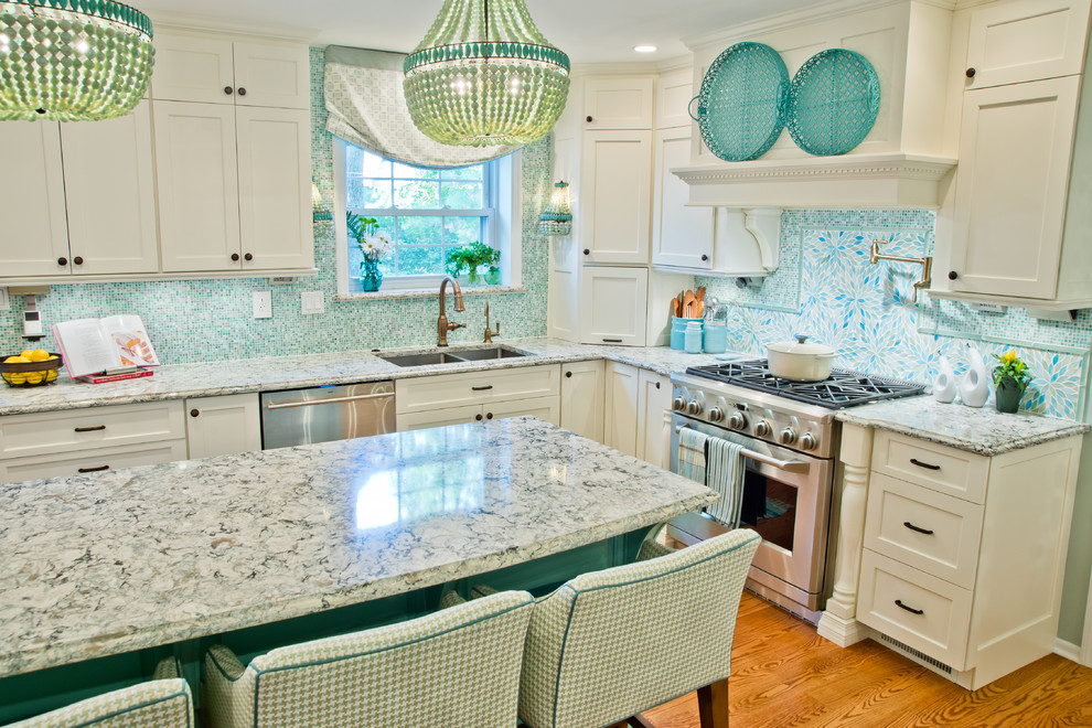 Exempel på ett klassiskt kök, med vita skåp, marmorbänkskiva, blått stänkskydd, rostfria vitvaror, mellanmörkt trägolv, en köksö, en undermonterad diskho, skåp i shakerstil och stänkskydd i mosaik