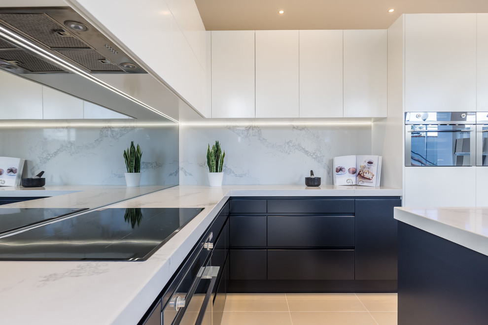 Geschlossene, Mittelgroße Moderne Küche in L-Form mit flächenbündigen Schrankfronten, weißen Schränken, Marmor-Arbeitsplatte, Küchenrückwand in Weiß, Rückwand aus Marmor, schwarzen Elektrogeräten und Kücheninsel in Sydney