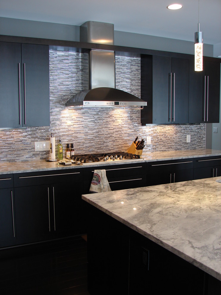 Exempel på ett stort modernt kök, med en undermonterad diskho, släta luckor, skåp i mörkt trä, marmorbänkskiva, flerfärgad stänkskydd, stänkskydd i glaskakel, rostfria vitvaror, mörkt trägolv och en köksö