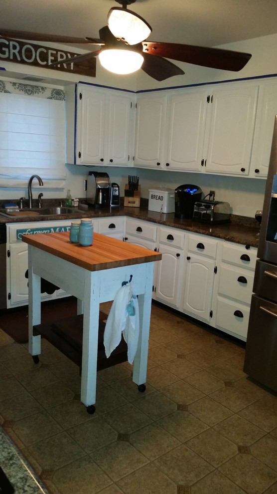 Mittelgroße Landhausstil Wohnküche mit Kücheninsel in Milwaukee