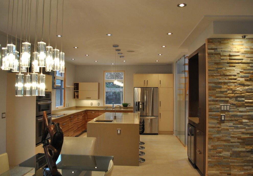 Moderne Wohnküche in L-Form mit Küchengeräten aus Edelstahl, Unterbauwaschbecken, flächenbündigen Schrankfronten und gelben Schränken in Ottawa