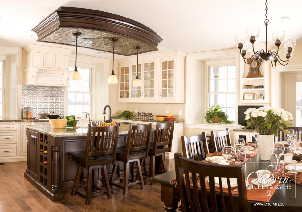 На фото: кухня в классическом стиле с фасадами с выступающей филенкой