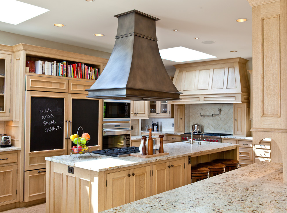 Klassische Küche mit hellen Holzschränken, Küchenrückwand in Beige, Küchengeräten aus Edelstahl und Granit-Arbeitsplatte in Seattle