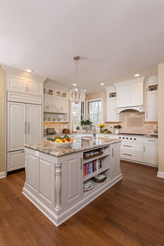 Exempel på ett stort klassiskt kök, med en undermonterad diskho, luckor med upphöjd panel, vita skåp, granitbänkskiva, beige stänkskydd, stänkskydd i travertin, rostfria vitvaror, mellanmörkt trägolv och en köksö