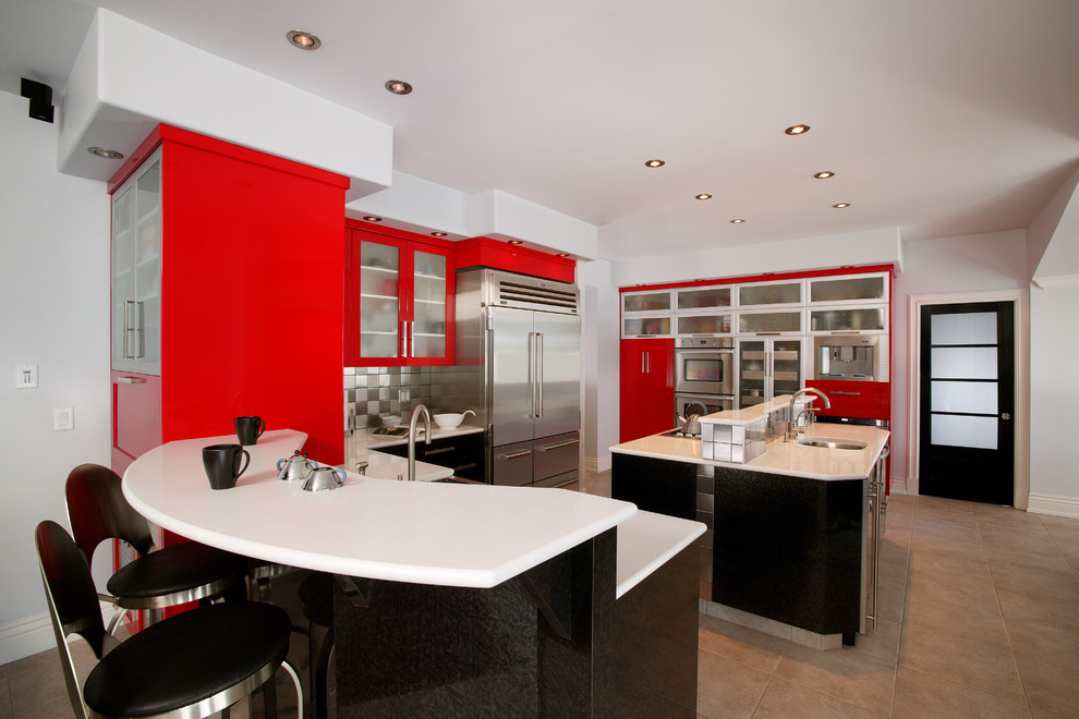 Inspiration pour une cuisine minimaliste avec un électroménager en acier inoxydable et des portes de placard rouges.