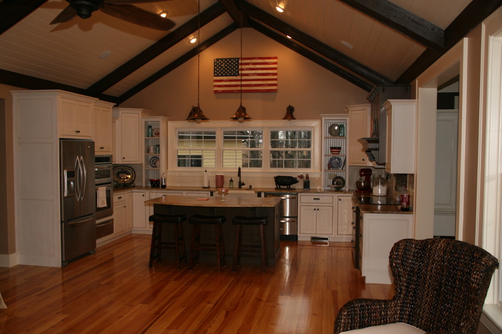 Kitchen - traditional kitchen idea in Louisville