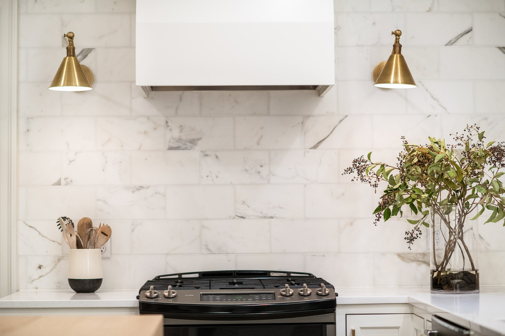 Klassische Küche mit Quarzwerkstein-Arbeitsplatte und Rückwand aus Marmor in Milwaukee