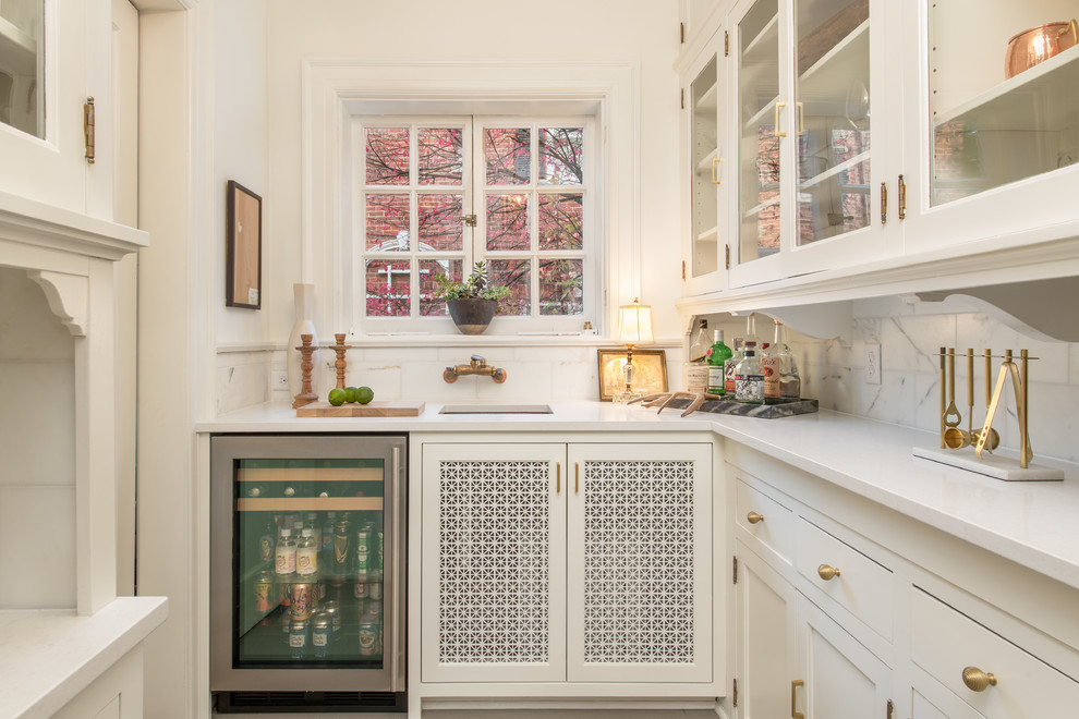 Imagen de cocina clásica renovada con encimera de cuarzo compacto, salpicadero de mármol, suelo de baldosas de cerámica y suelo gris