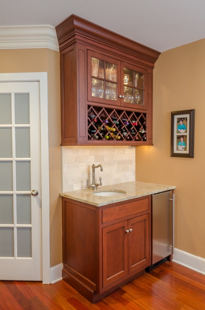 Foto på ett stort funkis beige kök och matrum, med luckor med upphöjd panel, en köksö, en nedsänkt diskho, vita skåp, granitbänkskiva, vitt stänkskydd, rostfria vitvaror, ljust trägolv och flerfärgat golv