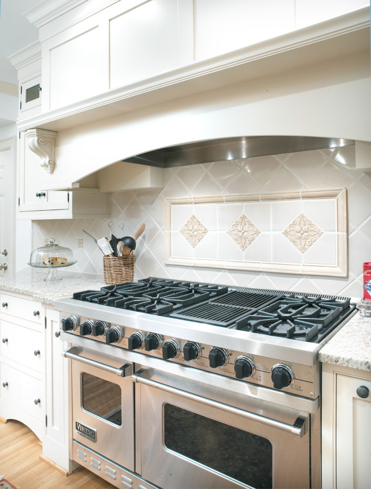 Idéer för att renovera ett vintage kök och matrum, med en rustik diskho, luckor med infälld panel, vita skåp, granitbänkskiva, beige stänkskydd, stänkskydd i keramik, rostfria vitvaror och mellanmörkt trägolv