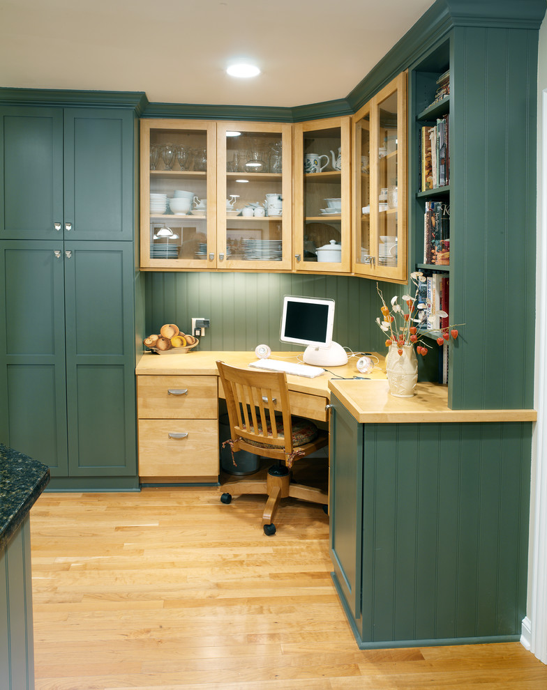Foto di una cucina chic con ante in stile shaker, pavimento in legno massello medio, top in legno e paraspruzzi verde