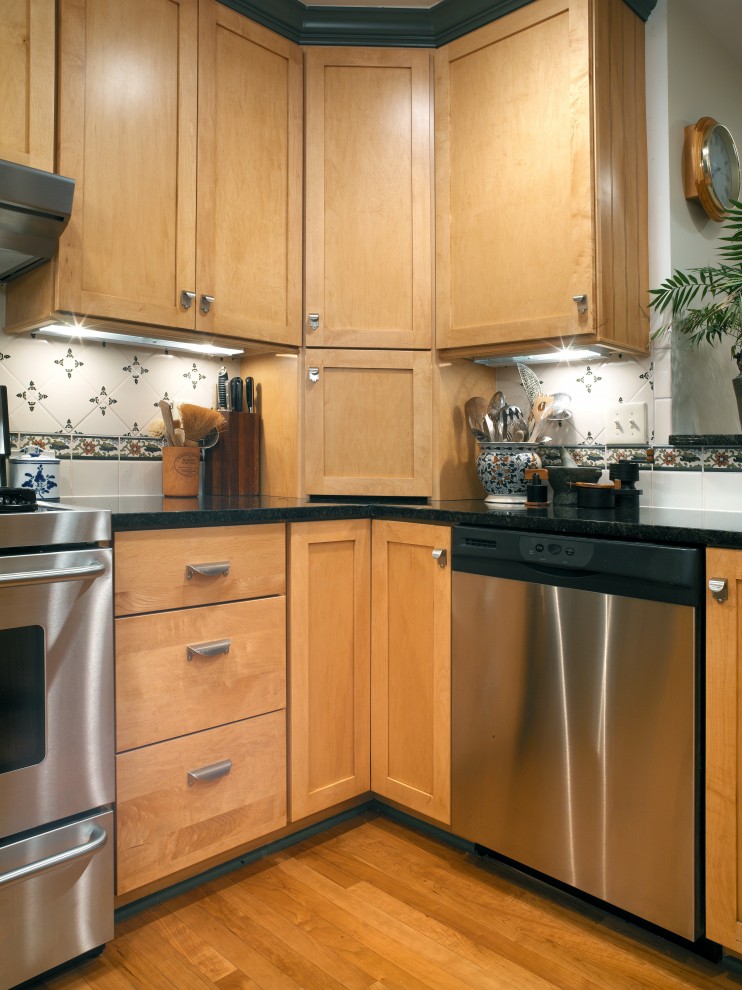 Bild på ett vintage kök, med en undermonterad diskho, skåp i shakerstil, granitbänkskiva, flerfärgad stänkskydd, stänkskydd i keramik, rostfria vitvaror, mellanmörkt trägolv och en halv köksö