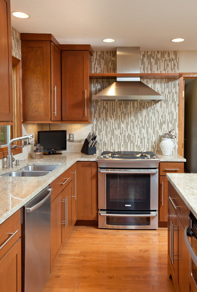 Inspiration for a classic kitchen in Columbus with stainless steel appliances.