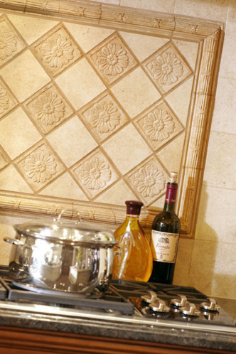 Bild på ett vintage kök och matrum, med en undermonterad diskho, luckor med upphöjd panel, granitbänkskiva, beige stänkskydd, stänkskydd i keramik, rostfria vitvaror, mellanmörkt trägolv och flera köksöar