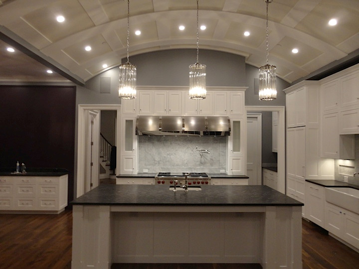 Idéer för att renovera ett stort vintage l-kök, med granitbänkskiva, vita skåp, grått stänkskydd, rostfria vitvaror och en köksö