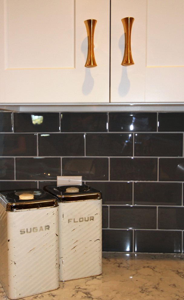 Bild på ett mellanstort 60 tals kök, med en dubbel diskho, skåp i shakerstil, vita skåp, granitbänkskiva, grått stänkskydd, stänkskydd i glaskakel, vita vitvaror, mörkt trägolv, en köksö och brunt golv
