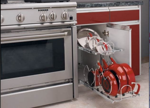 Modern inredning av ett kök, med släta luckor, röda skåp, granitbänkskiva, rostfria vitvaror, vinylgolv och beiget golv