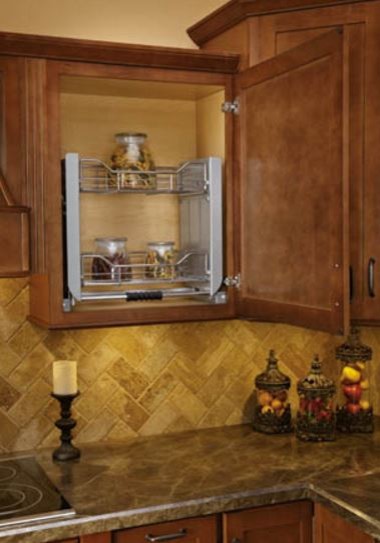Cette image montre une cuisine méditerranéenne en bois brun avec un placard à porte shaker, un plan de travail en onyx, une crédence beige et une crédence en céramique.