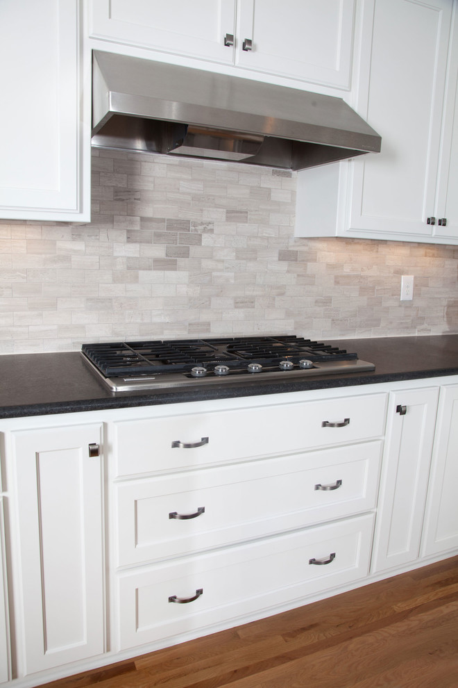 Kitchen - kitchen idea in Minneapolis