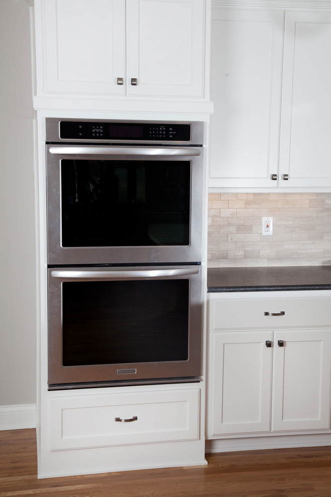 Kitchen - kitchen idea in Minneapolis