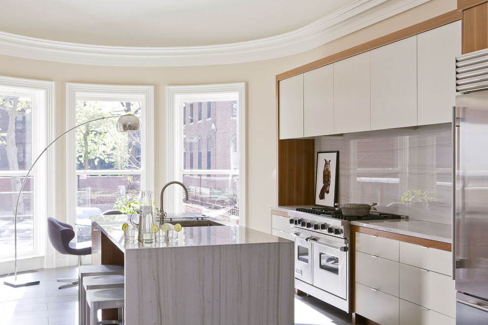Zweizeilige Moderne Küche mit Küchengeräten aus Edelstahl, Quarzit-Arbeitsplatte, flächenbündigen Schrankfronten, weißen Schränken, Rückwand aus Stein und Küchenrückwand in Grau in New York